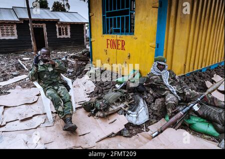 Soldats de l'armée nationale de RDC se prélassant à un barrage routier près de Goma Dans la province du Nord-Kivu de l'est de la République démocratique du Congo Banque D'Images