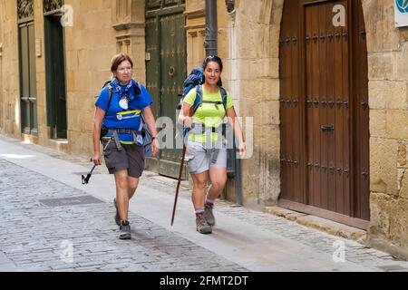 PUENTE LA REINA, ESPAGNE - AOÛT 07 : pèlerins sur le Camino de Santiago, passant par Puente la Reina, Navarre. Pris le 7 août 2012, à Puente la R. Banque D'Images