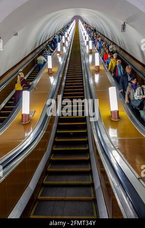 Moscou, Russie - 4 novembre 2018: Personnes en train de déplacer l'escalier dans le métro de la station Pushkinskaya dans la ville de Moscou Banque D'Images