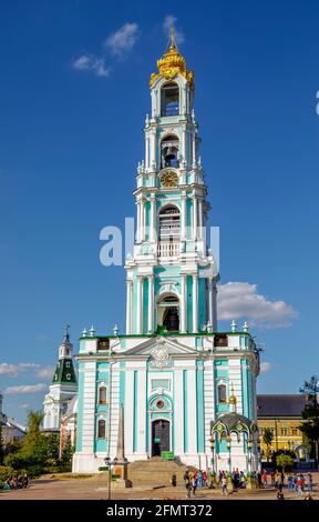 Sergiev Posad, Russie - 14 septembre 2018 : touristes et paroissiens autour du clocher. Sainte-Trinité-Sainte-Trinité Sergiev Posad. Région de Moscou Banque D'Images