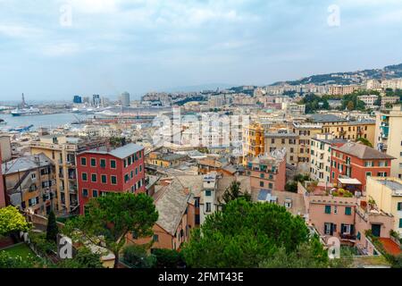 Gênes, Italie - 27 septembre 2015 : vue panoramique sur le port de Gênes en été, Italie Banque D'Images