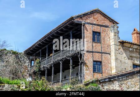 L'architecture typique à Santillana del Mar, une célèbre ville historique en Cantabrie, Espagne. Banque D'Images