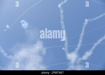 (210511) -- ASHKELON (ISRAËL), le 11 mai 2021 (Xinhua) -- le système antimissiles à dôme de fer lance des missiles d'interception alors que des roquettes ont été tirées de la bande de Gaza vers Israël, dans la ville d'Ashkelon, dans le sud d'Israël, le 11 mai 2021. Deux femmes israéliennes ont été tuées mardi après-midi à Ashkelon par des fusées depuis Gaza, a déclaré les autorités israéliennes, dans le cadre de l'une des pires poussées des dernières années. (Tomer Neuberg/JINI via Xinhua) Banque D'Images