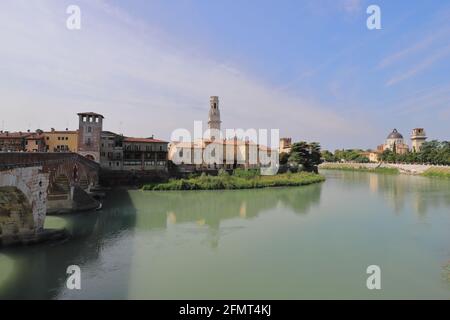 ITALIE, VÉNÉTIE, VÉRONE - 15 SEPTEMBRE 2019 : vue sur la rivière Adige jusqu'à la tour de la cathédrale de Vérone et une partie du pont Ponte Pietra sur la gauche Banque D'Images