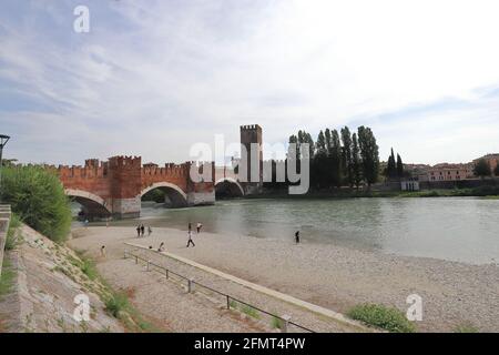 ITALIE, VÉNÉTIE, VÉRONE - 15 SEPTEMBRE 2019 : Pont de Castelvecchio à Vérone Banque D'Images