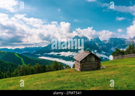 Ancienne cabane alpine dans les Dolomites, Italie. Banque D'Images
