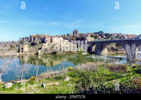 Pont Puente de San Martin au-dessus du fleuve Tajo à Tolède, Espagne. Banque D'Images