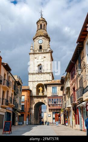 Toro, Espagne - 22 mars 2016 : Tour de l'horloge en face du marché, centre culturel touristique de la ville de la province de Toro de Zamora. Espagne Banque D'Images