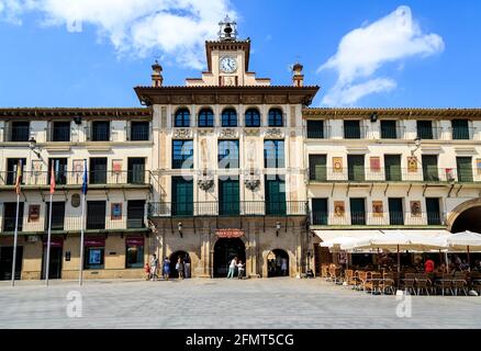 TUDELA, ESPAGNE - AOÛT 23 : vue de la Plaza de los Fueros il donna au roi Ferdinand le Catholique en 1513, un des lieux les plus touristiques du village, o Banque D'Images