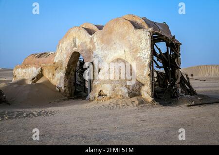 SAHARA, TUNISIE - 18 AOÛT 2014 : décors abandonnés pour le tournage du film Star Wars dans le désert du Sahara sur fond de dunes de sable au Sahara Banque D'Images