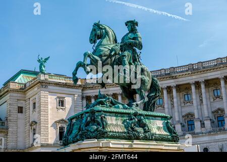 Vienne, Autriche - 16 septembre 2019 : statue du Kaiser Joseph II (1741-1790) sur la Josefplatz à Vienne, Autriche ; bâtiment derrière l'empereur ho Banque D'Images