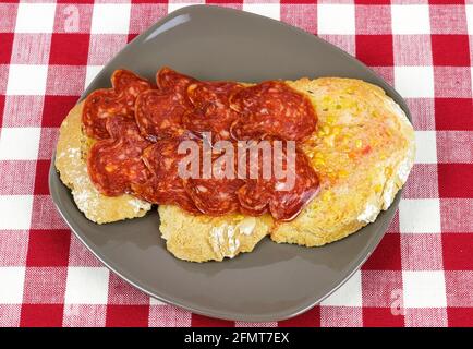 Une tomate catalane frottée sur une tranche de pain avec de l'huile et point de sel Banque D'Images
