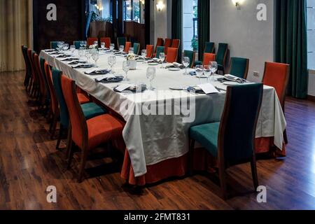 Décor de fête de mariage. L'intérieur de mariage. Concept de la présentation en tableau. Décor de Table des nouveaux mariés. Restaurant l'intérieur. Attente de l'art fin de personnes. Banque D'Images