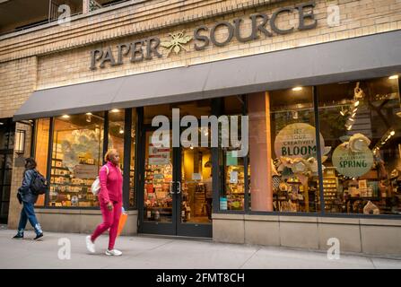 New York, États-Unis. 11 mai 2021. Un magasin Paper Source situé sur la Cinquième Avenue, dans le district de Flatiron, à New York, le mardi 11 mai 2021. Le propriétaire de Barnes & Noble, Elliot Investment Management, a acheté Paper Source en faillite. (Âphoto de Richard B. Levine) crédit: SIPA USA/Alay Live News Banque D'Images