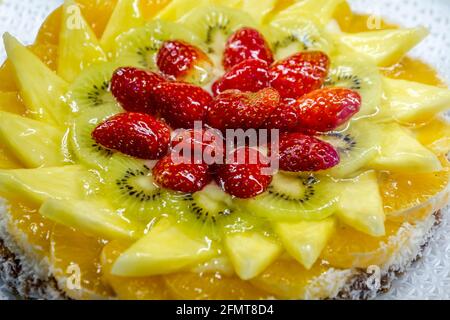 gâteau aux fraises, kiwi, pomme et orange. sucré Banque D'Images