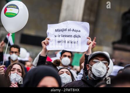 Munich, Bavière, Allemagne. 11 mai 2021. Modéré par Ahmad Scheckeb Popal (alias Ahmad al-Afghani), des centaines de personnes se sont rassemblées sur la place Odeonsplatz de Munich pour manifester contre les escalades à Jérusalem et à Gaza qui sont en train de devenir un conflit militariste avec le Hamas, lançant des roquettes sur Israël et des troubles à la mosquée al-Asqa, considérée comme le site le plus sacré de l'Islam. Les critiques et les experts de l’antisémitisme en Europe ont critiqué certains des slogans utilisés sur des signes, car ils ont des liens avec des légendes antisémites, comme les meurtres rituels commis par les juifs. D'autres slogans sont considérés comme non constructi Banque D'Images