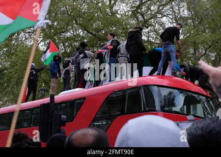 Londres, Royaume-Uni. 11 mai 2021. Une manifestation pro palestinienne à Whitehall, en face de Downing Street, se termine par des manifestants qui montent au sommet d'un bus. Crédit: Joao Daniel Pereira Banque D'Images