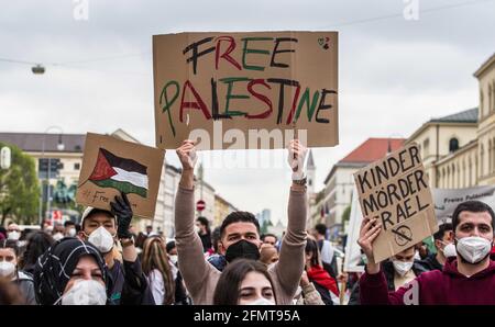 Munich, Bavière, Allemagne. 11 mai 2021. ''Palestine libre'' avec ''enfants assassins Israël''. Ce dernier est vivement critiqué pour avoir été lié à des légendes antisémites. Modéré par Ahmad Scheckeb Popal (alias Ahmad al-Afghani), des centaines de personnes se sont rassemblées sur la place Odeonsplatz de Munich pour manifester contre les escalades à Jérusalem et à Gaza qui sont en train de devenir un conflit militariste avec le Hamas, lançant des roquettes sur Israël et des troubles à la mosquée al-Asqa, considérée comme le site le plus sacré de l'Islam. Les critiques et les experts en matière d’antisémitisme en Europe ont critiqué certains des slogans utilisés sur les signes Banque D'Images