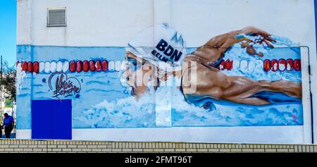 Badalona, Espagne - 5 mai 2019 : fresque de la championne olympique Mireia Belmonte dans la piscine municipale de sa ville natale où elle a l'honneur d'être une Banque D'Images