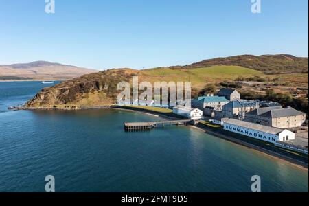 Vue sur la distillerie Bunnahabhain située au nord d'Islay, à environ 13 kilomètres au nord de Port Askaig, Islay sur la rive du détroit d'Islay Banque D'Images