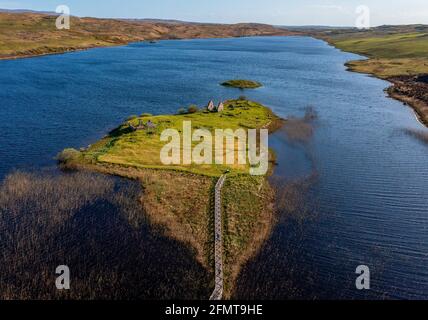 Vue aérienne du site historique de Finlaggan sur Eilean Mòr dans le Loch Finlaggan, Islay. Finlagan était le siège des seigneurs des îles et de Clan Donald. Banque D'Images