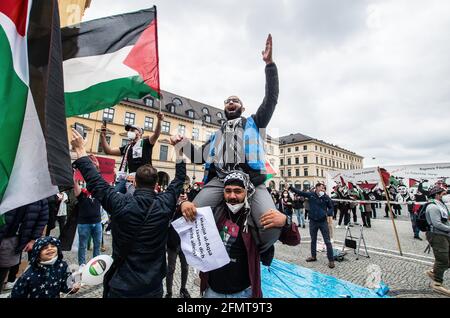 Munich, Bavière, Allemagne. 11 mai 2021. Modéré par Ahmad Scheckeb Popal (alias Ahmad al-Afghani), des centaines de personnes se sont rassemblées sur la place Odeonsplatz de Munich pour manifester contre les escalades à Jérusalem et à Gaza qui sont en train de devenir un conflit militariste avec le Hamas, lançant des roquettes sur Israël et des troubles à la mosquée al-Asqa, considérée comme le site le plus sacré de l'Islam. Les critiques et les experts de l’antisémitisme en Europe ont critiqué certains des slogans utilisés sur des signes, car ils ont des liens avec des légendes antisémites, comme les meurtres rituels commis par les juifs. D'autres slogans sont considérés comme non constructi Banque D'Images