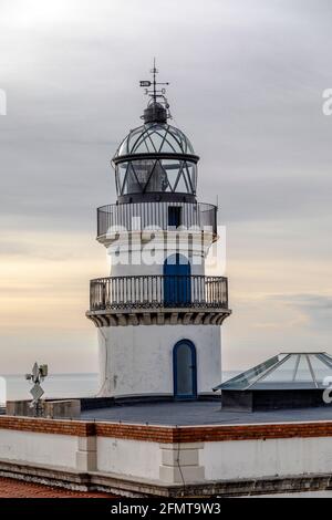 Le phare de Calella est actif phare situé dans la ville côtière de Calella sur la Costa del Maresme, en Catalogne, Espagne Banque D'Images