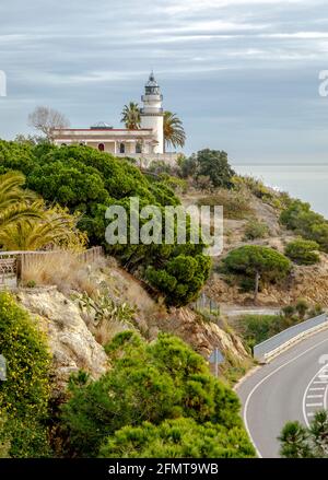 Le phare de Calella est actif phare situé dans la ville côtière de Calella sur la Costa del Maresme, en Catalogne, Espagne Banque D'Images