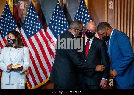 Washington, États-Unis d'Amérique. 11 mai 2021. Troy carter, représentant élu des États-Unis (démocrate de Louisiane), à gauche, discute avec Louisiana Gov. John Bel Edwards, centre, Et Cedric Richmond, conseiller principal du président et directeur du Bureau de l'engagement public de la Maison Blanche, à droite, avant sa prestation de serment par le président de la Chambre des représentants des États-Unis Nancy Pelosi (démocrate de Californie) au Capitole des États-Unis à Washington, DC, le mardi 11 mai 2021. Credit: Rod Lamkey/CNP | usage dans le monde crédit: dpa/Alay Live News Banque D'Images