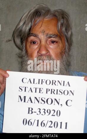 2011 , 16 juin , Etats-Unis : Mugshot du célèbre sataniste américain et tueur criminel CHARLES MANSON SATANA ( 1934 - 2017 ). À la mi-1967, il a formé ce qui est devenu connu sous le nom de « famille Manson », une quasi-commune basée en Californie. Ses disciples ont commis une série de neuf meurtres à quatre endroits en juillet et août 1969 . En 1971, il a été reconnu coupable de meurtre au premier degré et de conspiration pour commettre le meurtre de sept personnes, dont l'actrice Sharon Tate . Photographe inconnu de la prison de Californie . - MUGSHOT - Mug Shot - Mug-Shot - SVASTICA nazista - naziste nazi SVASTIKA - Banque D'Images