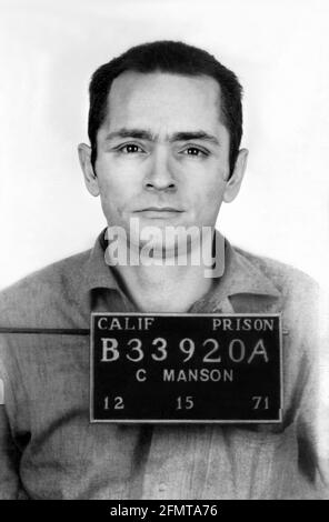 1971 , 15 décembre, Etats-Unis : Mugshot du célèbre sataniste américain chef culte et tueur criminel CHARLES milles MANSON SATANA ( 1934 - 2017 ). À la mi-1967, il a formé ce qui est devenu connu sous le nom de « famille Manson », une quasi-commune basée en Californie. Ses disciples ont commis une série de neuf meurtres à quatre endroits en juillet et août 1969 . En 1971, il a été reconnu coupable de meurtre au premier degré et de conspiration pour commettre le meurtre de sept personnes, dont l'actrice Sharon Tate . Photographe inconnu d'une prison de Californie , Département de la correction et de la réhabilitation de Californie Banque D'Images