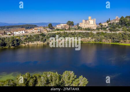 Vue aérienne du marais foix, du château et de l'église de Sant Pedro, à Castellet, Catalogne, Espagne Banque D'Images