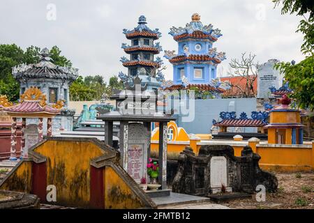 Pierres tombales au temple chinois garagé - long Tuyen Tu à Hoi an, Vietnam Banque D'Images