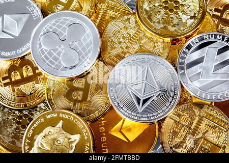 Sélection de pièces de monnaie de crypto-monnaie, y compris l'éthérée, l'ondulation, la dogecoin, le bitcoin, cardano et litecoin en arrière-plan Banque D'Images