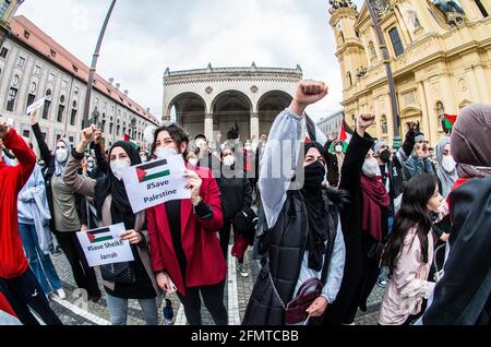 Munich, Bavière, Allemagne. 11 mai 2021. Modéré par Ahmad Scheckeb Popal (alias Ahmad al-Afghani), des centaines de personnes se sont rassemblées sur la place Odeonsplatz de Munich pour manifester contre les escalades à Jérusalem et à Gaza qui sont en train de devenir un conflit militariste avec le Hamas, lançant des roquettes sur Israël et des troubles à la mosquée al-Asqa, considérée comme le site le plus sacré de l'Islam. Les critiques et les experts de l’antisémitisme en Europe ont critiqué certains des slogans utilisés sur des signes, car ils ont des liens avec des légendes antisémites, comme les meurtres rituels commis par les juifs. D'autres slogans sont considérés comme non constructi Banque D'Images