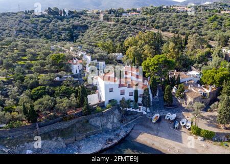 Port Lligat en Espagne avec un arbre au premier plan. Port Lligat est un village situé sur la Costa Brava, dans le nord-est de la Catalogne, en Espagne. Salvador D Banque D'Images