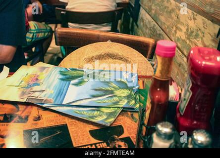 Une table à Margaritaville avec des menus et un chapeau et Condiments Key West Florida USA août 3 2010 Banque D'Images