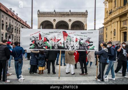 Munich, Bavière, Allemagne. 11 mai 2021. Modéré par Ahmad Scheckeb Popal (alias Ahmad al-Afghani), des centaines de personnes se sont rassemblées sur la place Odeonsplatz de Munich pour manifester contre les escalades à Jérusalem et à Gaza qui sont en train de devenir un conflit militariste avec le Hamas, lançant des roquettes sur Israël et des troubles à la mosquée al-Asqa, considérée comme le site le plus sacré de l'Islam. Les critiques et les experts de l’antisémitisme en Europe ont critiqué certains des slogans utilisés sur des signes, car ils ont des liens avec des légendes antisémites, comme les meurtres rituels commis par les juifs. D'autres slogans sont considérés comme non constructi Banque D'Images