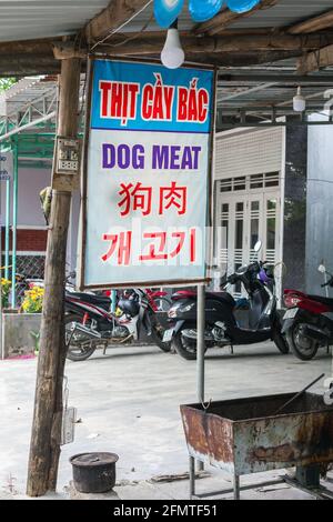 Affiche de rue vietnamienne annonçant la vente de viande de chien, Hoi an, Vietnam Banque D'Images