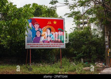 Affiche de propagande communiste vietnamienne colorée sur le côté de la route, Hoi an, Vietnam Banque D'Images