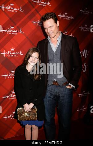 LOS ANGELES - DEC 4: Bella Neal, Dylan Neal à Noël à Holly Lodge projection à 189 The Grove Drive le 4 décembre 2017 à Los Angeles, CA Banque D'Images