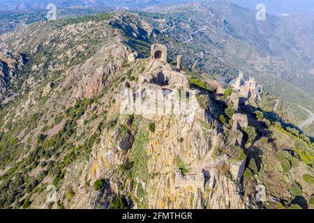 Les ruines du château de Verdera situé au sommet d'un éperon rocheux escarpé, Espagne, Catalogne, Gérone, Alt Emporda Banque D'Images