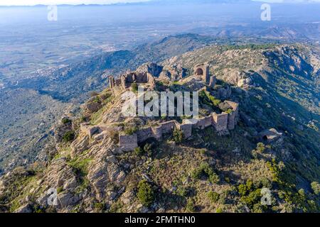 Les ruines du château de Verdera situé au sommet d'un éperon rocheux escarpé, Espagne, Catalogne, Gérone, Alt Emporda Banque D'Images