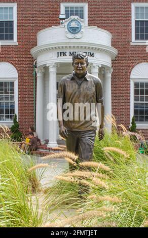 Statue et entrée du musée John F. Kennedy qui préserve son héritage sur Cape Cod à Hyannis ma USA août 5 2011 Banque D'Images