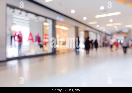 Image floue du centre commercial et les gens marchant pour l'utilisation en arrière-plan, bannière de vente dans la fenêtre de magasin. Banque D'Images