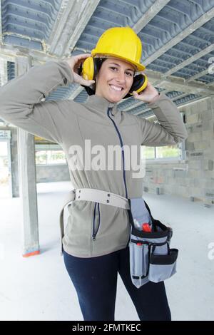 femme attrayante travaillant dans des écouteurs de protection Banque D'Images