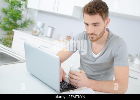 un homme utilise l'ordinateur portable Banque D'Images