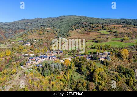 Vue panoramique sur la petite ville de montagne de Ventola, Gérone, Espagne Banque D'Images