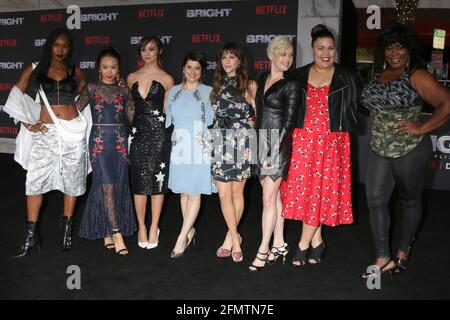 LOS ANGELES - DEC 13 : Rebekka Johnson, Kia Stevens, Ellen Wong, Britt Baron, Jackie Tohn, Kimmy Gatewood, Britney Young à la première « Bright » au Village Theatre le 13 décembre 2017 à Westwood, CA Banque D'Images