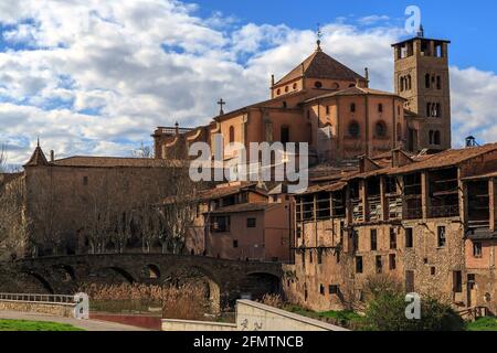 Vic, vue sur le pont romain et la cathédrale, Espagne Banque D'Images